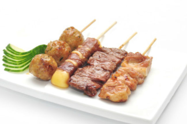 4 brochettes :  1 poulet, 1 boulette de poulet,  1 boeuf au fromage, 1 aile de poulet