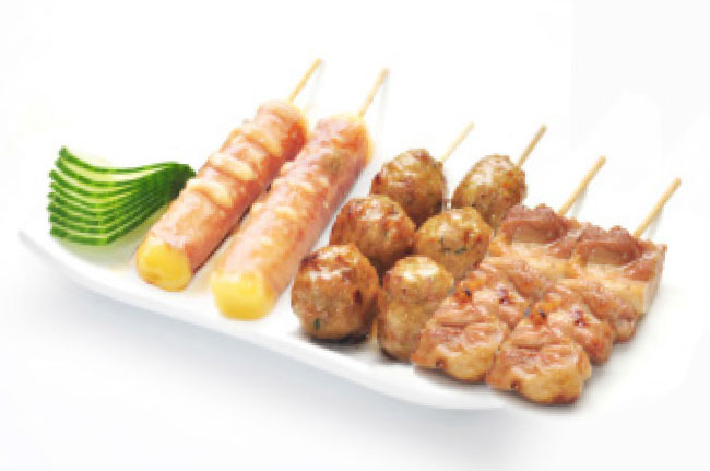 6 brochettes: 2 boeuf au fromage,  2 poulet,  2 Boulette de poulet